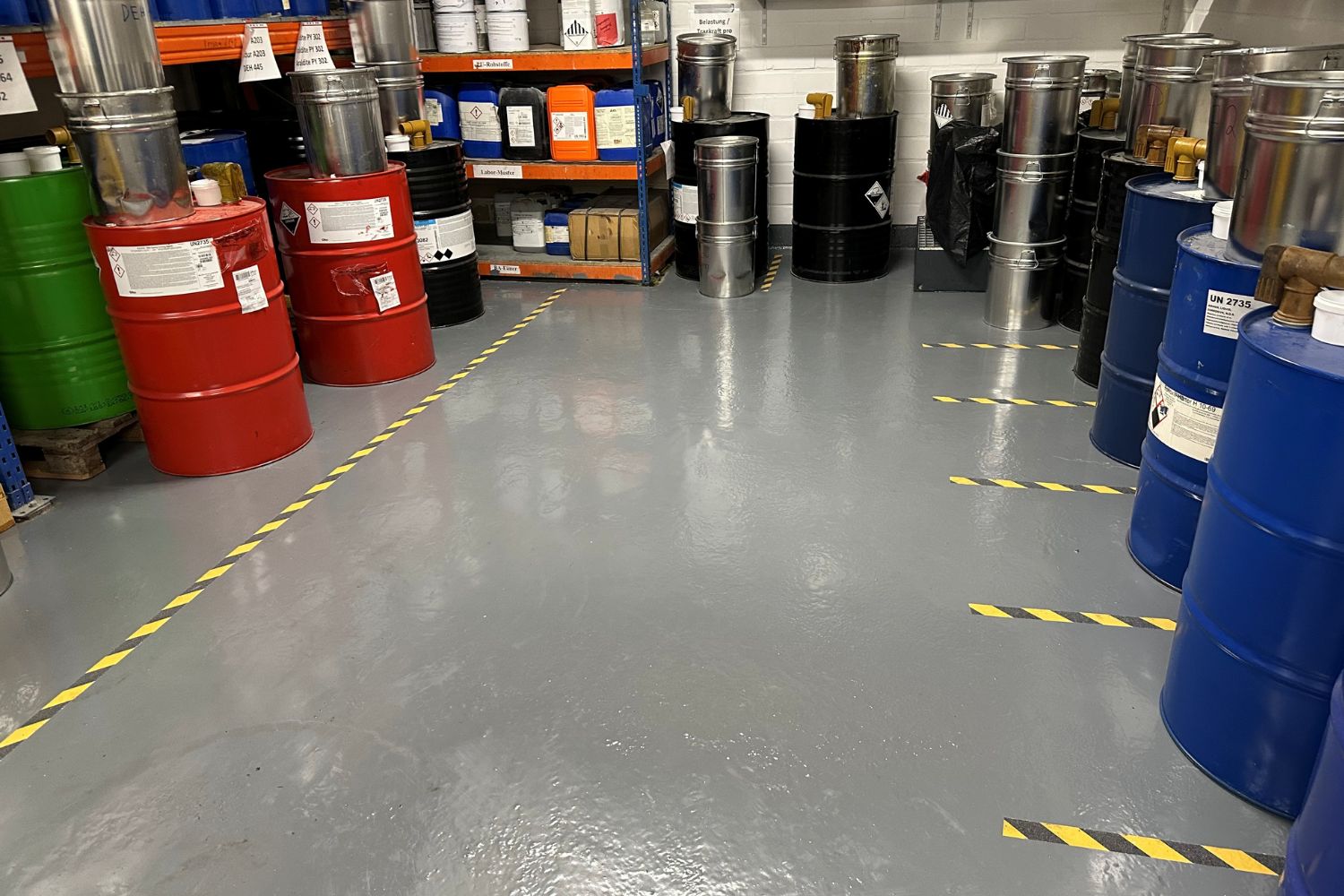 Magazzino di grandi taniche