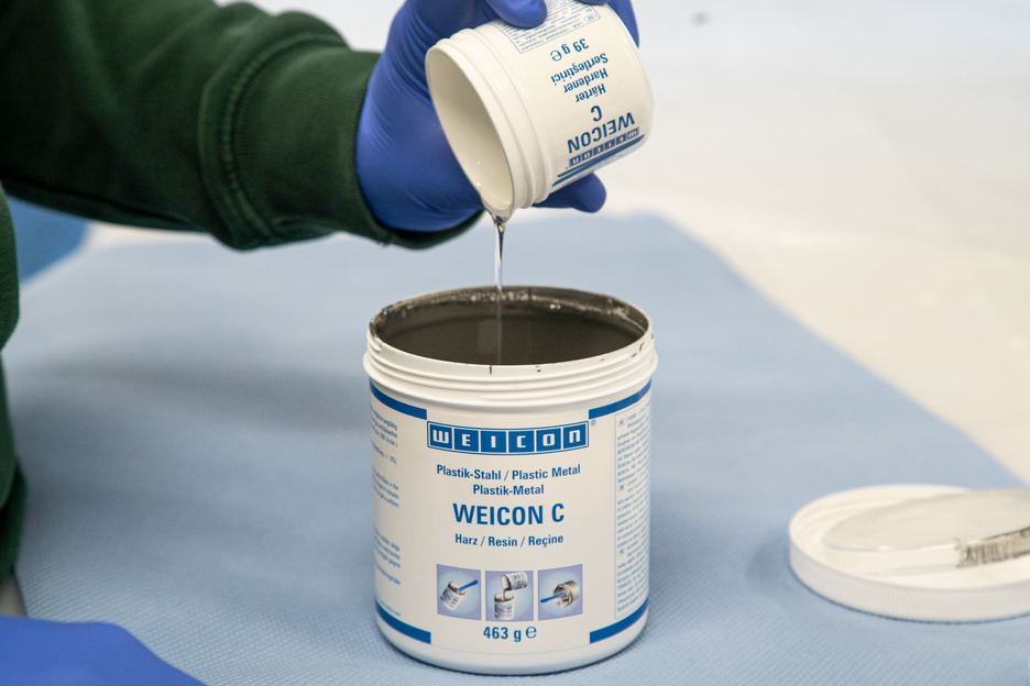 WEICON C sistema a base di resina epossidica | sistema di resina epossidica caricata con alluminio per riparazioni e stampaggio