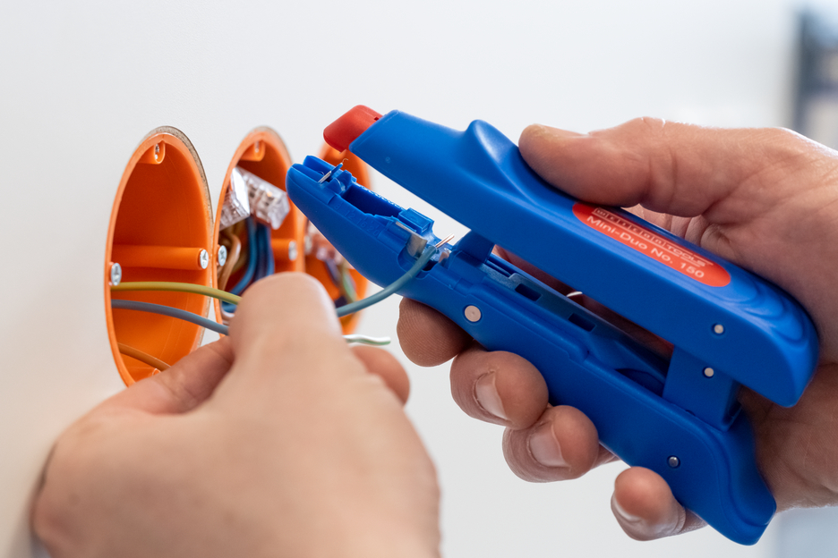 Mini-Duo No. 150﻿ | Spelafili per tutti i comuni conduttori a trefoli e solidi, range di lavoro 0,5 - 6,0 mm2