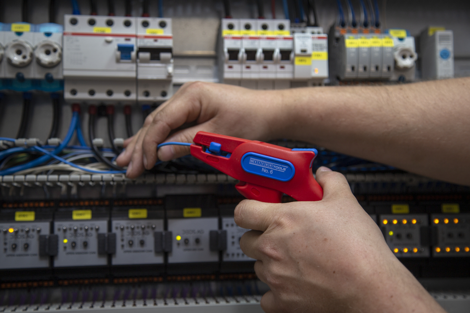 Pinza Spelafili No. 6 | per lavori su cavi in tensione fino a 1.000 volt, campo di lavoro 0,2 - 6,0 mm²