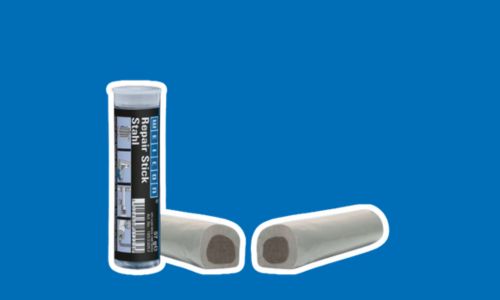 Stucco per riparazioni su sfondo blu