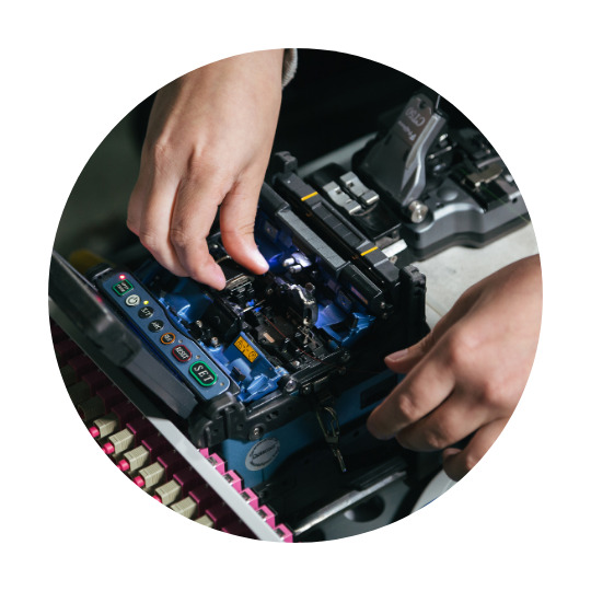 Qualcuno lavora su un componente elettronico