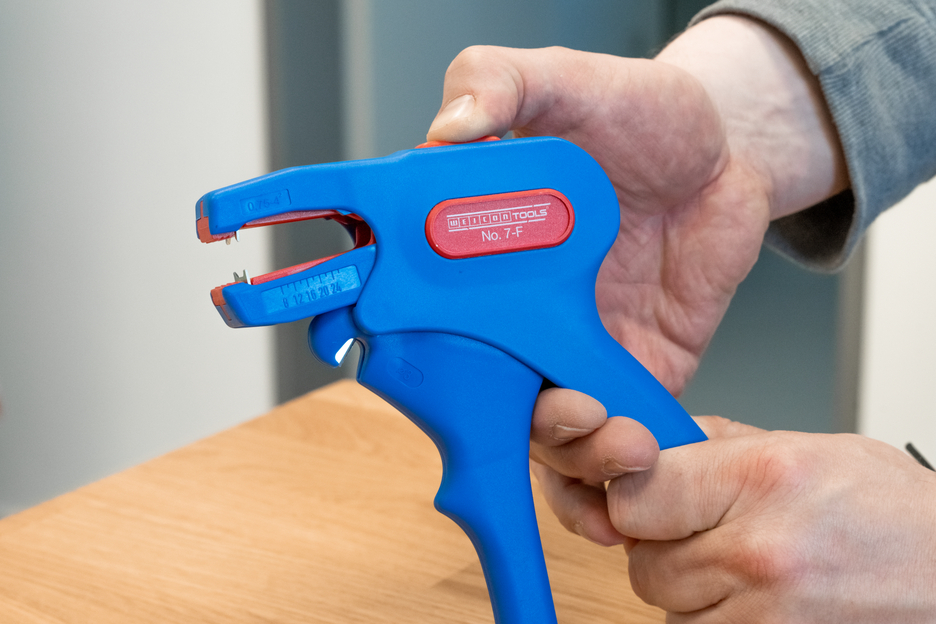 Pinza Spelafili No. 7-F | per la spellatura e la sguainatura di comuni cavi piatti, campo di lavoro 0,75 - 4,0 mm².