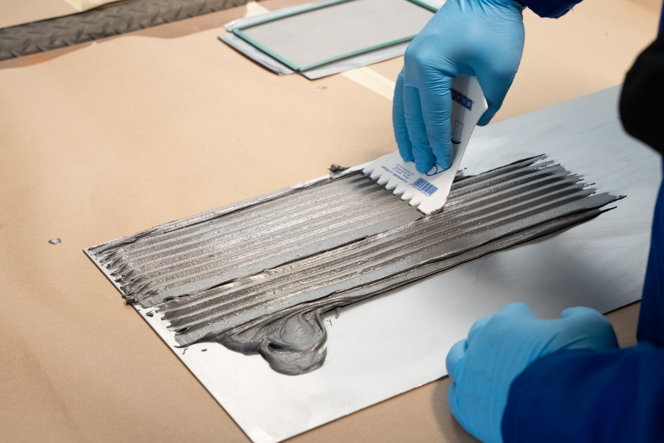 WEICON TI | sistema a base di resina epossidica caricata al titanio per riparazioni e stampaggio
