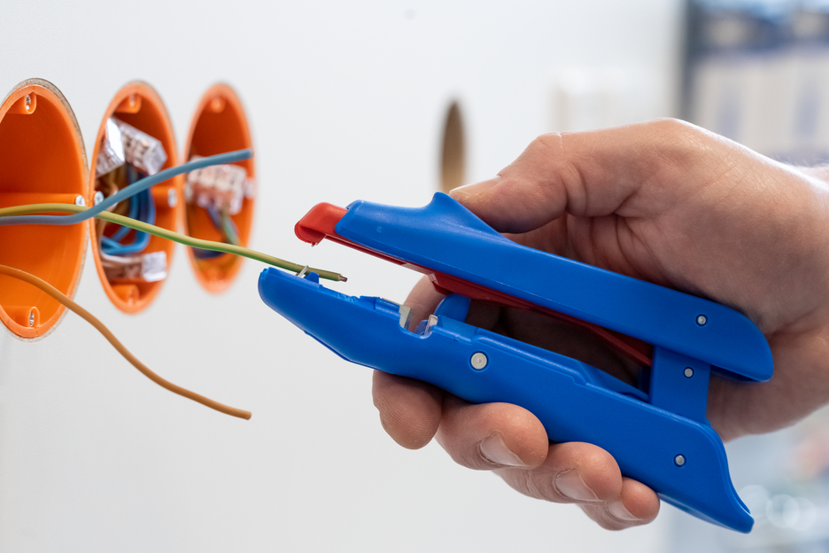 Mini-Duo No. 150﻿ | Spelafili per tutti i comuni conduttori a trefoli e solidi, range di lavoro 0,5 - 6,0 mm2