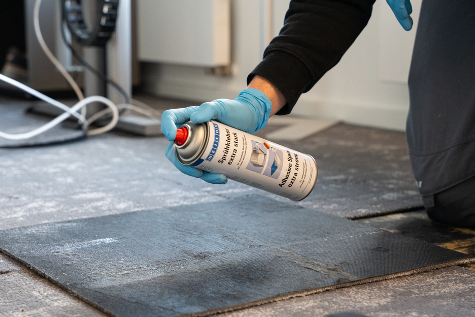 Colla Spray extraforte | adesivo a contatto spray per l'incollaggio forte e permanente di feltro, pelle artificiale e materiali isolanti