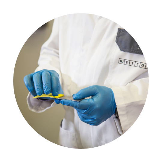 2 parti metalliche tenute insieme