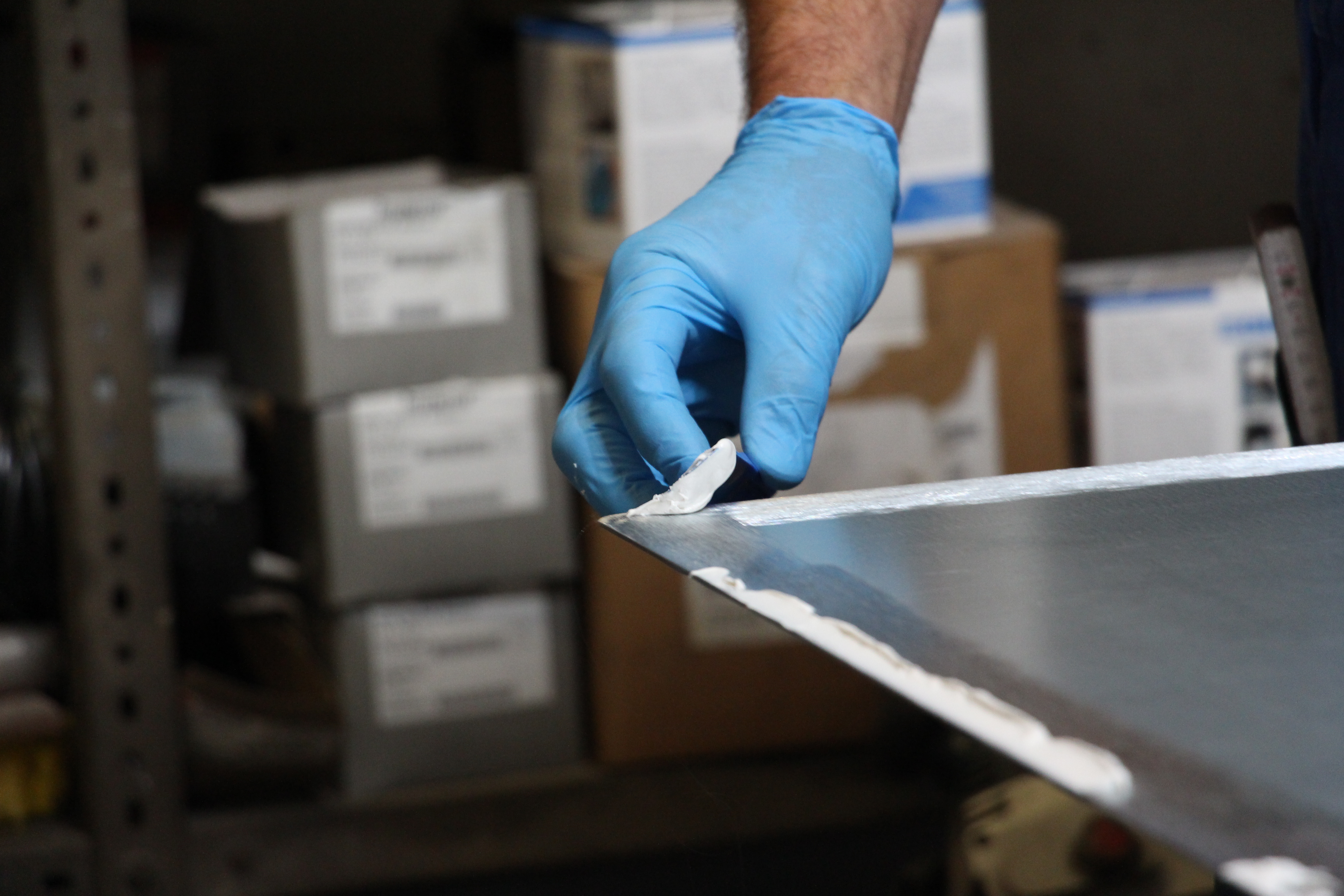 WEICON Ceramico W | sistema a base di resina epossidica caricata con minerali per il rivestimento antiusura