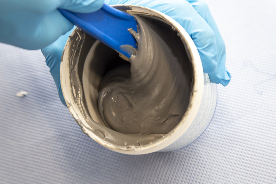 WEICON ST | sistema a base di resina epossidica a riempimento metallico per riparazioni e stampaggio