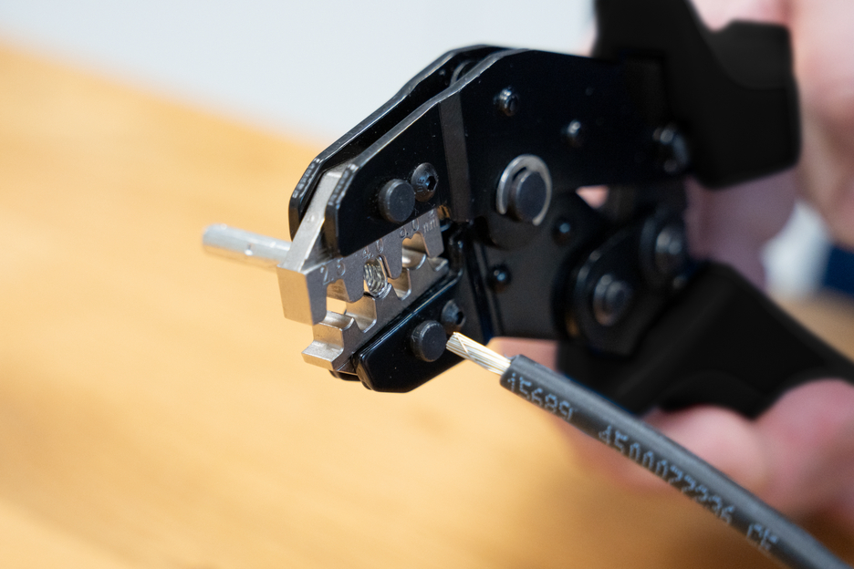 Utensile di crimpatura MC4 | Per la crimpatura di connettori MC4 nei sistemi fotovoltaici (2,5, 4 e 6 mm², AWG 14-10)