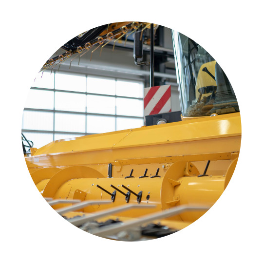 Parte di una mietitrebbia gialla