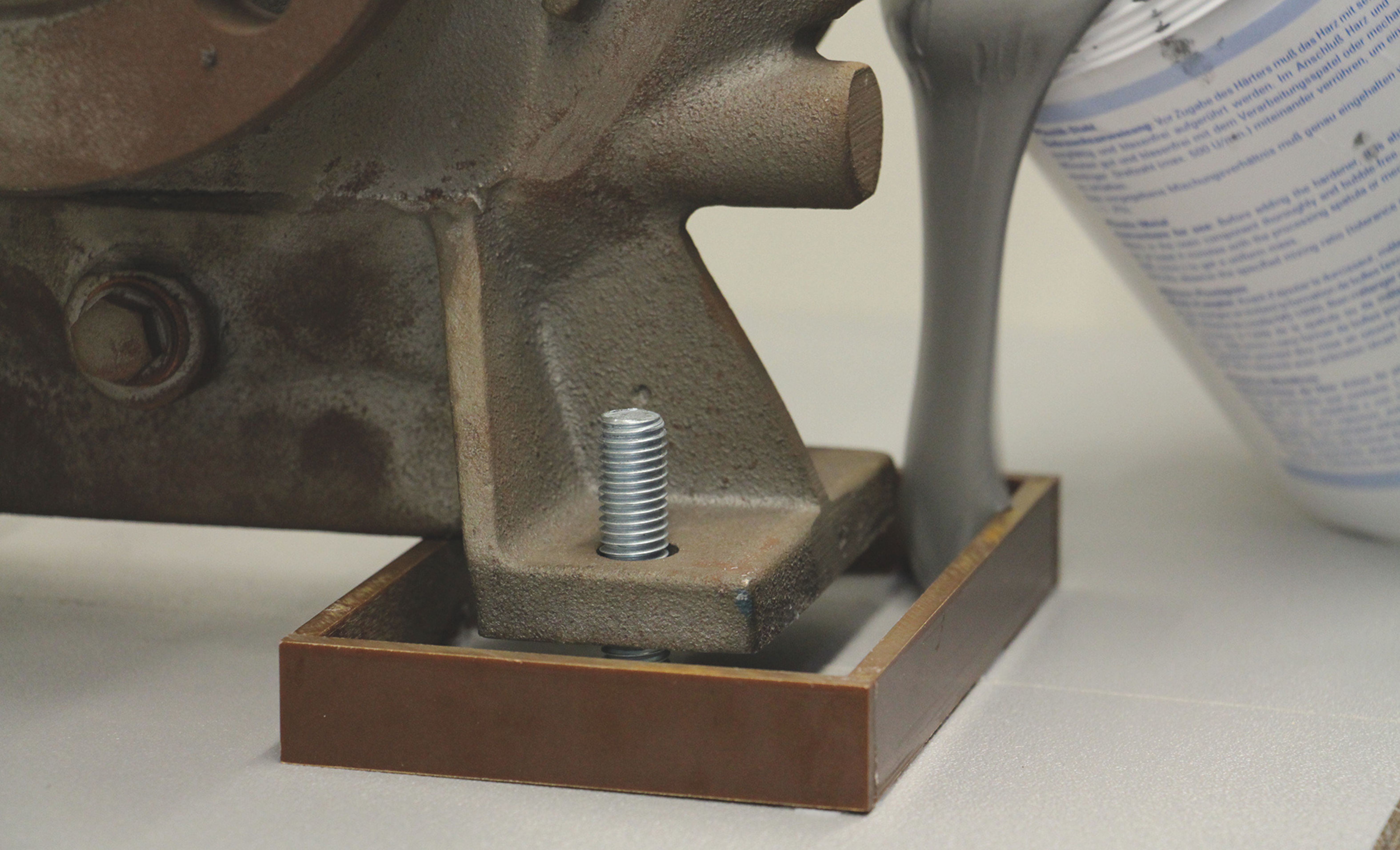 Il composto di riempimento viene versato in un supporto