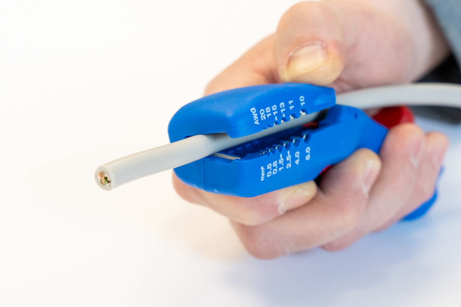 Coltelli per cavi piatti e rotondi | per tutti i cavi piatti più comuni fino a una larghezza di 18 mm e tutti i comuni cavi tondi con un diametro di 6-13 mm