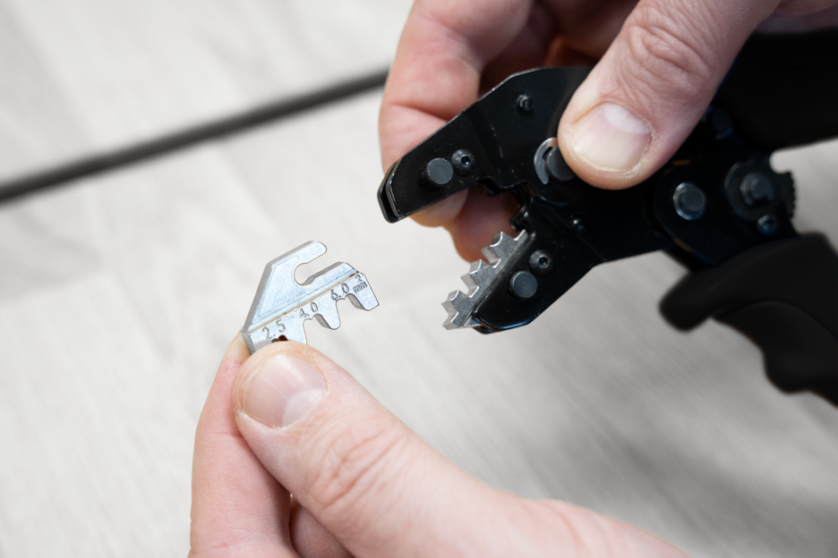 Utensile di crimpatura MC4 | Per la crimpatura di connettori MC4 nei sistemi fotovoltaici (2,5, 4 e 6 mm², AWG 14-10)