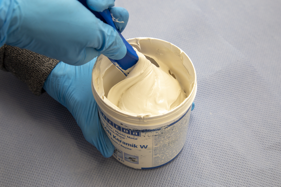 WEICON Ceramico W | sistema a base di resina epossidica caricata con minerali per il rivestimento antiusura