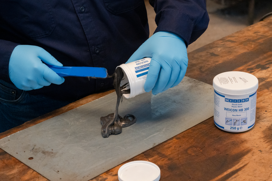 WEICON HB 300 | sistema a base di resina epossidica resistente alle alte temperature per riparazioni e stampaggio