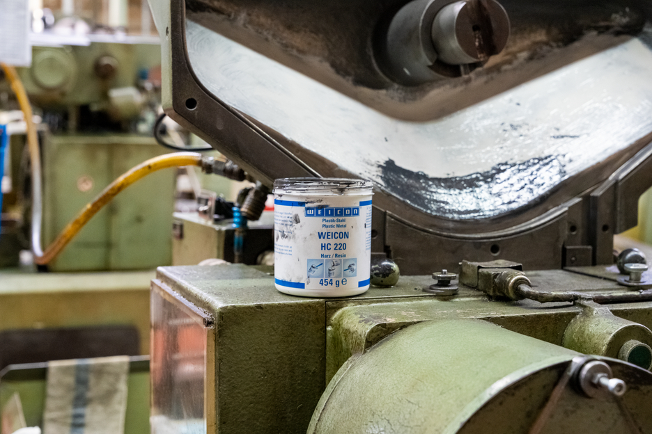WEICON Ceramico HC 220 | sistema di resina epossidica caricata con ceramica e resistente alle alte temperature per il rivestimento antiusura