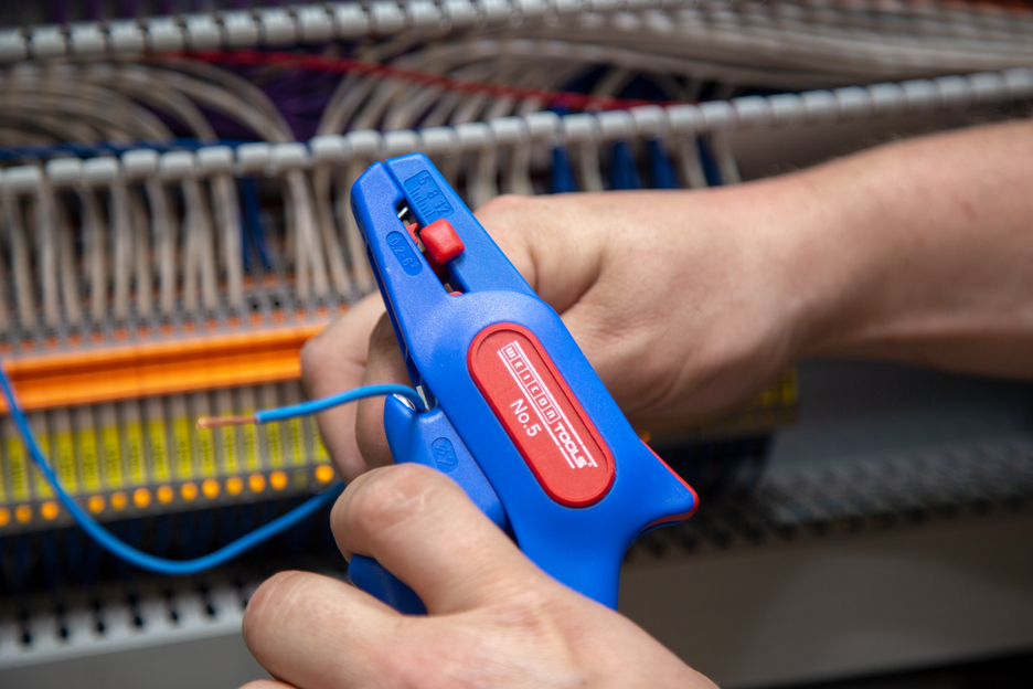 Pinza Spelafili No. 5 | per tutti i comuni conduttori a trefoli e solidi, range di lavoro 0,2 - 6,0 mm²