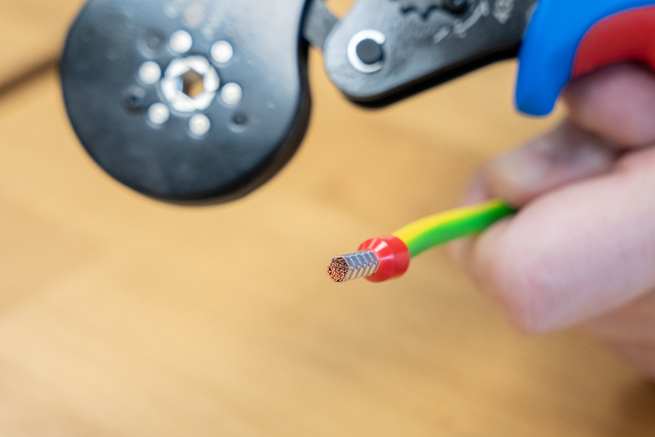 Pinza crimpatrice esagonale per capicorda, 16 mm²     | Crimpatura esagonale per un facile inserimento nei terminali rotondi