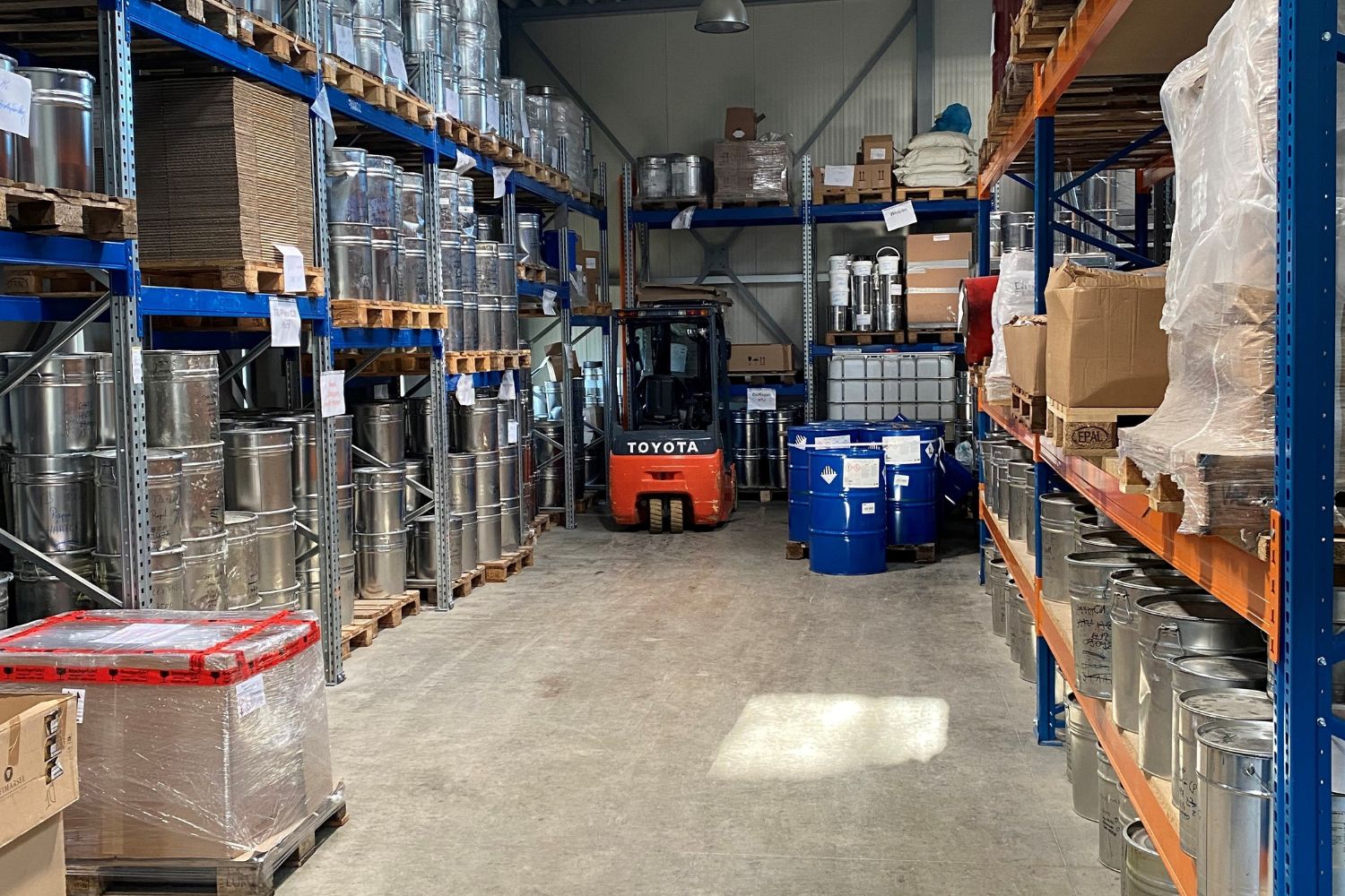 Magazzino di grandi taniche