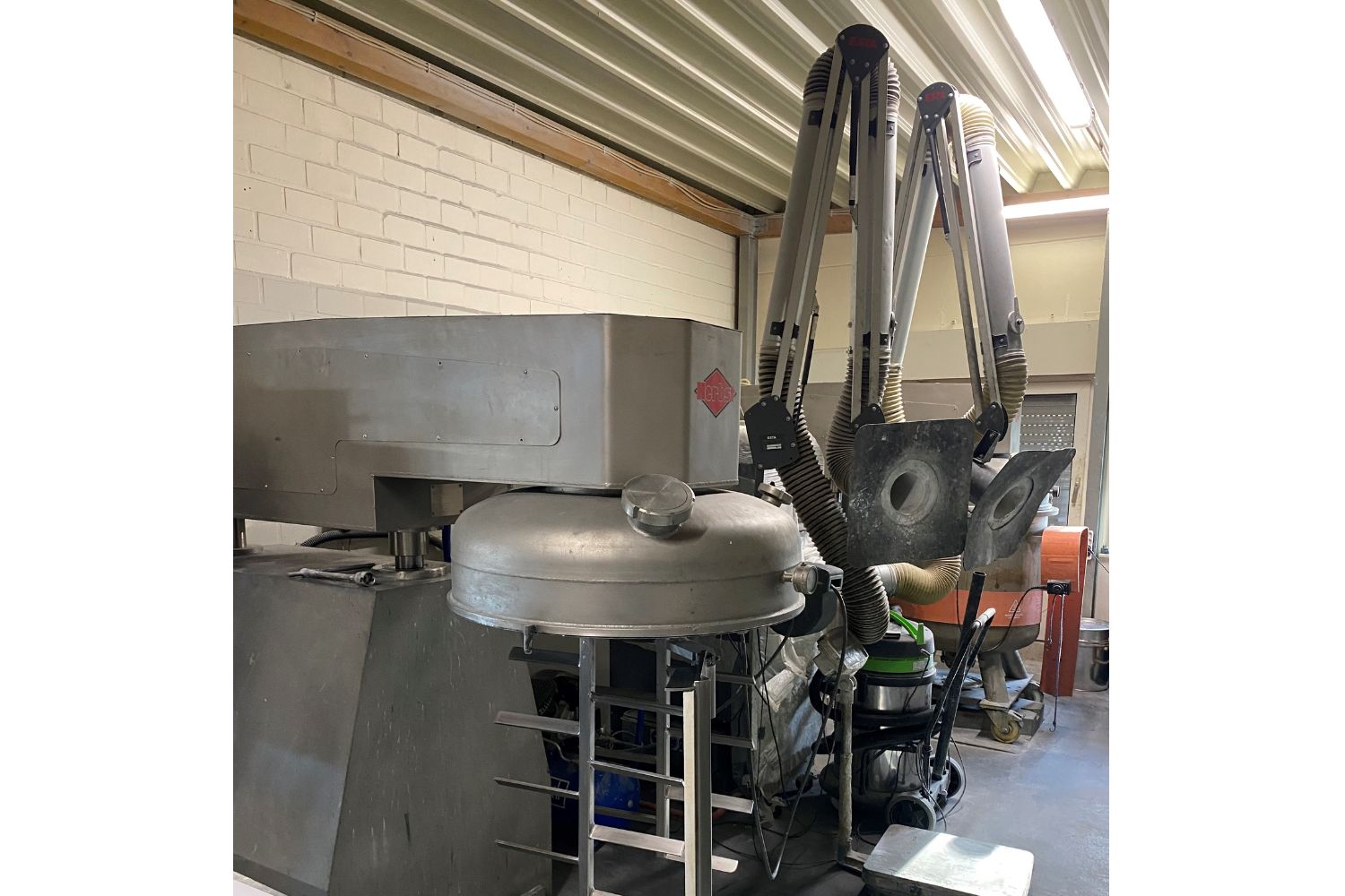 Grande macchina in una stanza