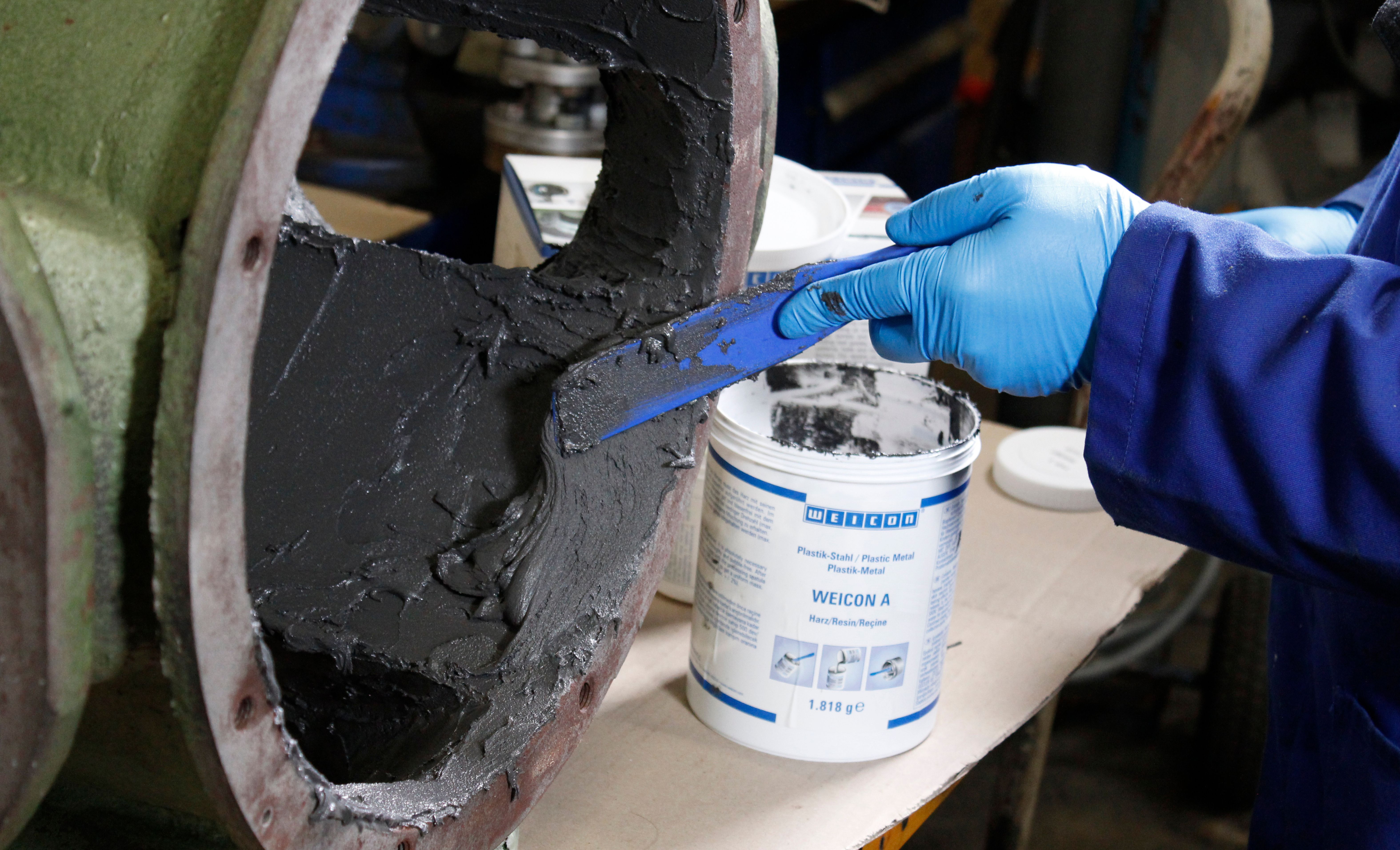 Il composto di riparazione viene applicato nella pompa