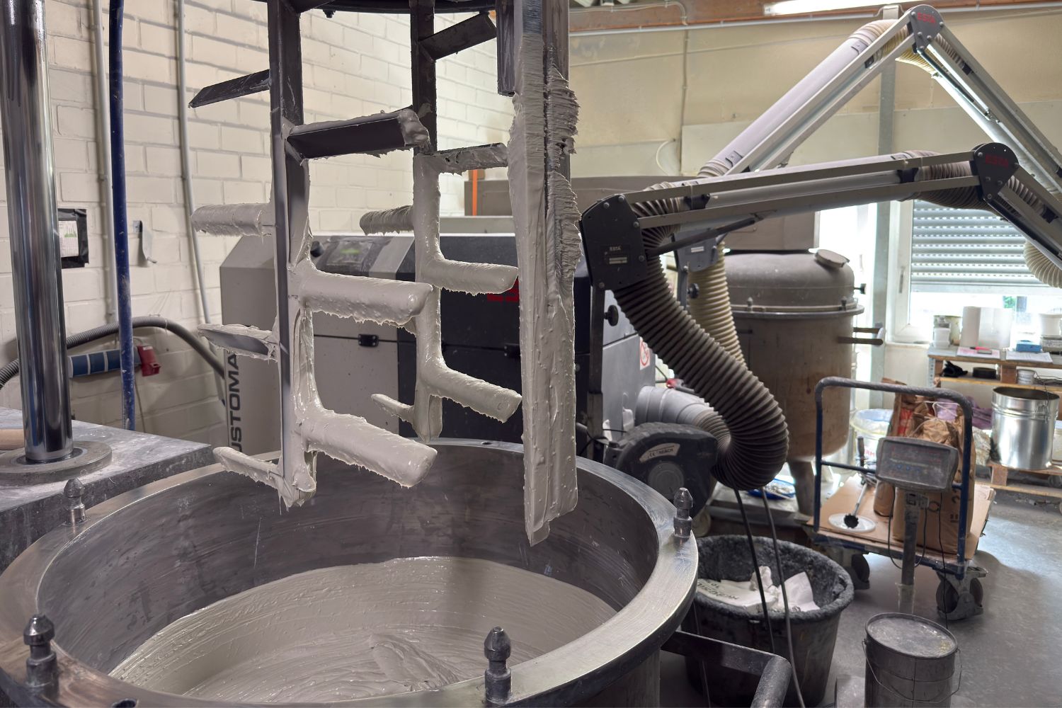 Grande macchina con colla bianca all'interno