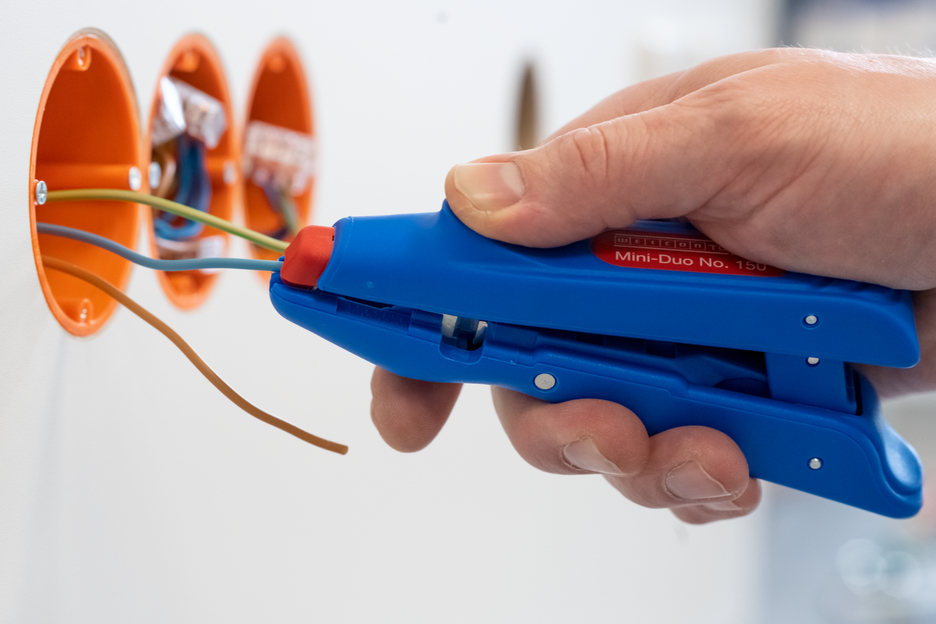 Mini-Duo No. 150﻿ | Spelafili per tutti i comuni conduttori a trefoli e solidi, range di lavoro 0,5 - 6,0 mm2