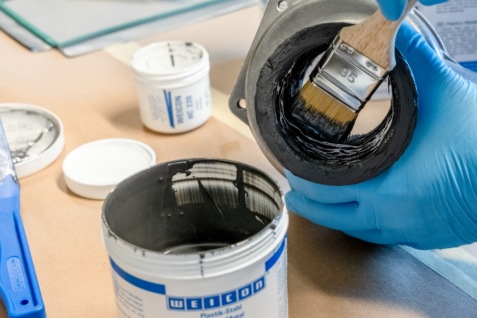 WEICON Ceramico HC 220 | sistema di resina epossidica caricata con ceramica e resistente alle alte temperature per il rivestimento antiusura