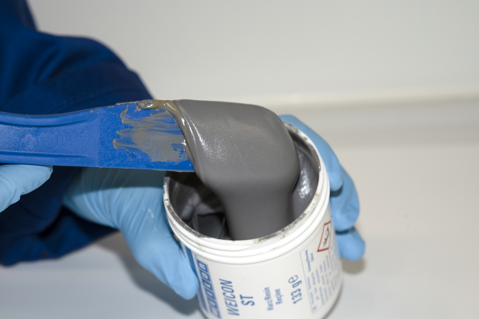 WEICON ST | sistema a base di resina epossidica a riempimento metallico per riparazioni e stampaggio