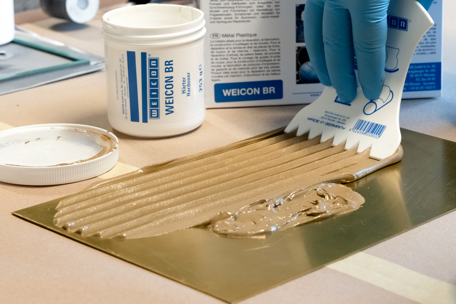 WEICON BR | sistema a base di resina epossidica caricata al bronzo per riparazioni e stampaggio
