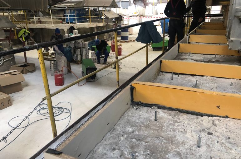 Lastra di pavimento preparata con travi di legno