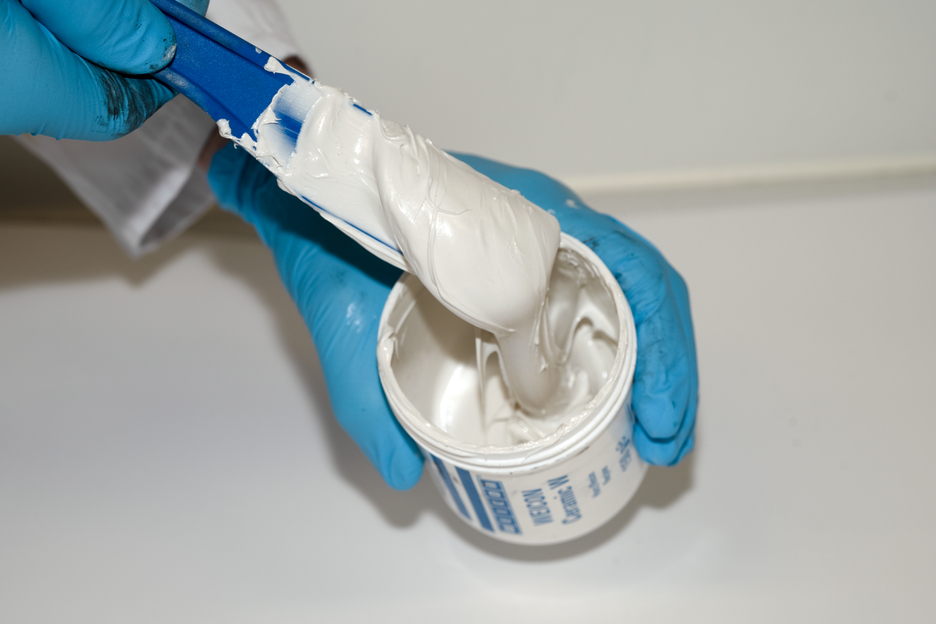 WEICON Ceramico W | sistema a base di resina epossidica caricata con minerali per il rivestimento antiusura