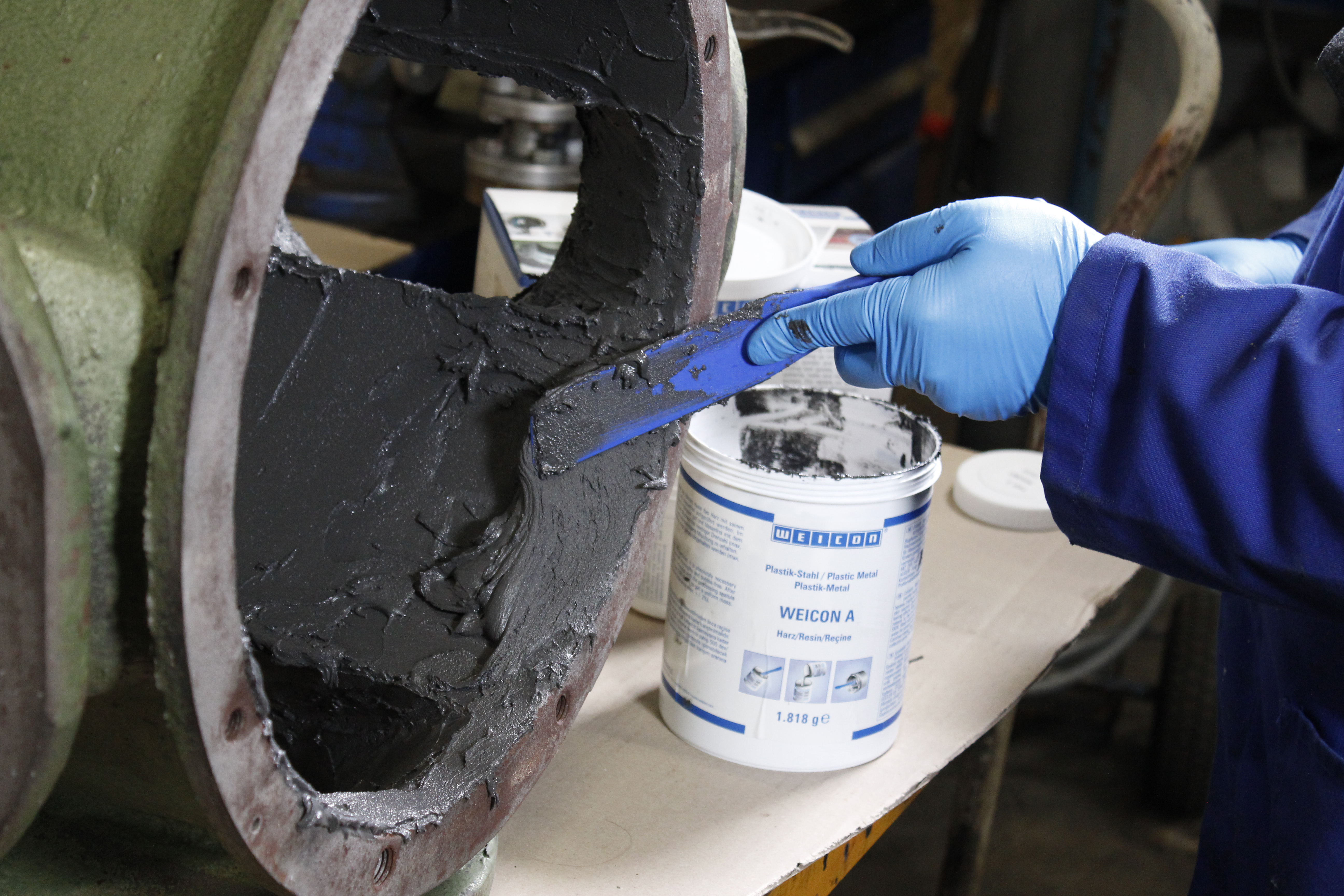 WEICON A, sistema di resina epossidica caricata con acciaio per  riparazioni e riempimento di lacune certificato DNV